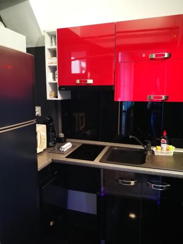 Una cocina o cocineta en Panoramic Studio - Jacuzzi & Parking
