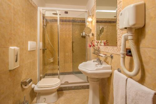 Koupelna v ubytování Hotel Forte