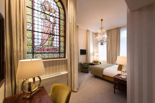 Televisyen dan/atau pusat hiburan di Dukes' Palace Brugge - by Dukes' Hotel Collection
