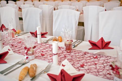 a table with red star napkins on it at Hirschenwirt in Schönbühel an der Donau