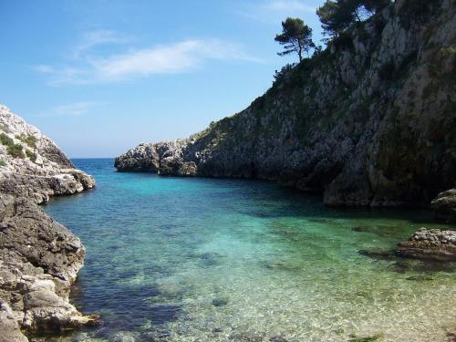a large body of water next to a cliff at Marinaia - Casa Alba in Marittima