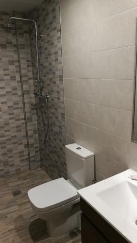 Bilik mandi di Hostal Mirobriga