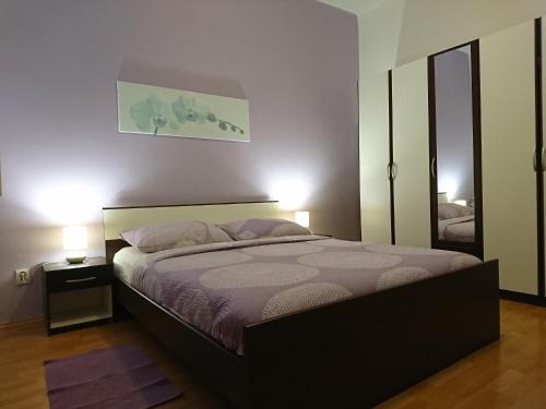Schlafzimmer mit einem Bett und einem Spiegel in der Unterkunft Apartment Spalatina in Split