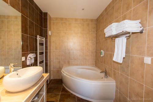 A bathroom at Abbaye Sylva Plana