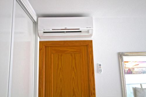 a air conditioner above a door in a room at Residence Vacanza Torre Monaco in Benidorm