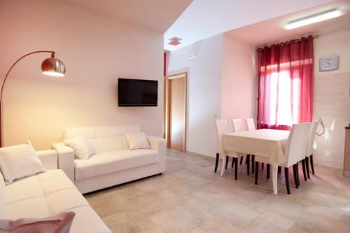 a living room with a white couch and a table at Rifugio Delle Grotte in Castellana Grotte