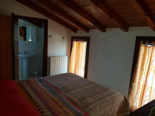 una camera con un letto e due finestre di San polo house a Parma