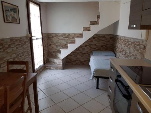 1 dormitorio con 1 cama y una escalera en una habitación en San polo house, en Parma