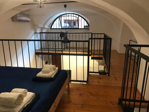 ローマにあるLa BeCocca di San Lorenzo-loft in blueのベッド1台(タオル付)が備わる客室です。