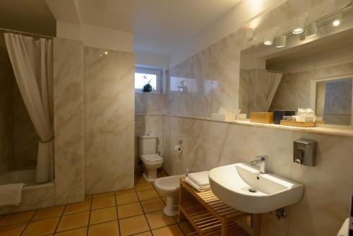 A bathroom at urraum Hotel former Dreamhouse - rent a room