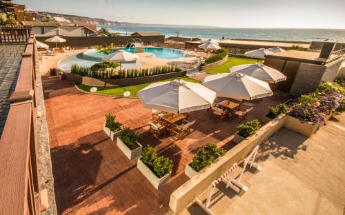 an overhead view of a resort with a pool and umbrellas at Hotel Mae in Maitencillo