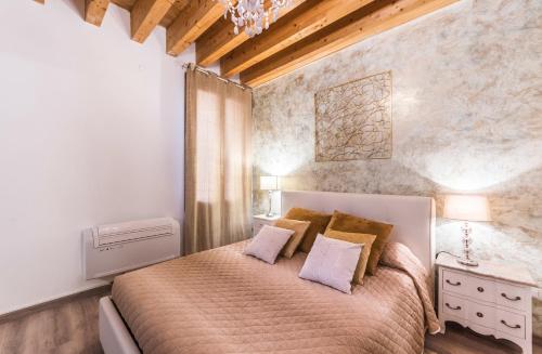 a bedroom with a large bed in a room at CA' TEATRO VECCHIO in Venice