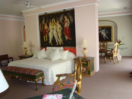 A bed or beds in a room at Mansion del Cupatitzio