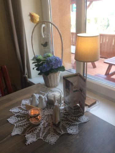 a table with figurines and a lamp on a table at Wisełka PERŁA Bałtyku in Wisełka
