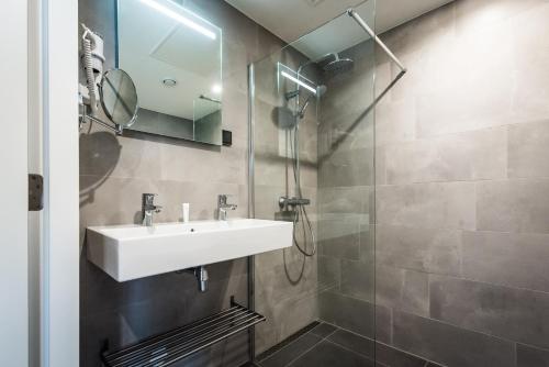 Bilik mandi di YAYS Amsterdam East by Numa