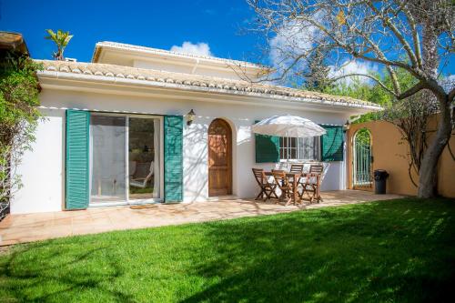 une maison avec une terrasse et une pelouse dans l'établissement Casa da Montanha, à Luz