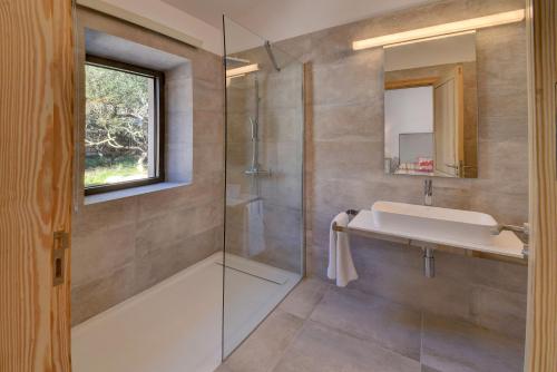 une salle de bain avec lavabo et douche dans l'établissement Villa Corso, à Portocolom