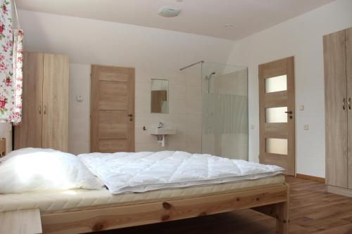 Ένα ή περισσότερα κρεβάτια σε δωμάτιο στο Apartmány Loučná nad Desnou