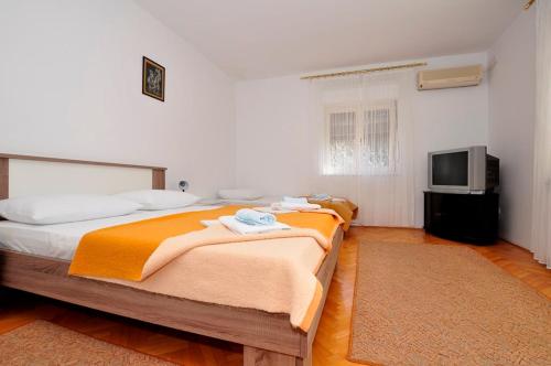 Кровать или кровати в номере Apartmani Ivana & Toni