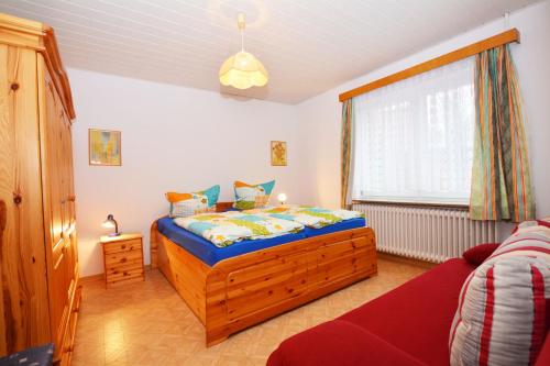 een slaapkamer met een houten bed en een raam bij Haus Emilie in Büsum