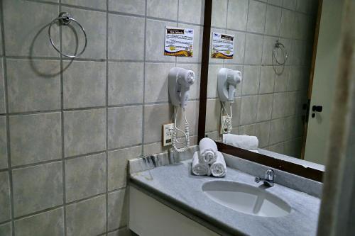 
A bathroom at Hotel Costa do Atlantico
