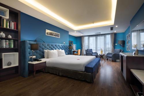 Postel nebo postele na pokoji v ubytování Hanoi Brilliant Hotel & Spa