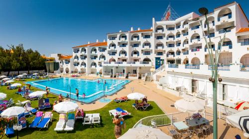 widok hotelu z basenem w obiekcie Tropical Sol w Albufeirze