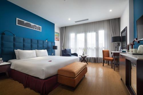 Postel nebo postele na pokoji v ubytování Hanoi Brilliant Hotel & Spa