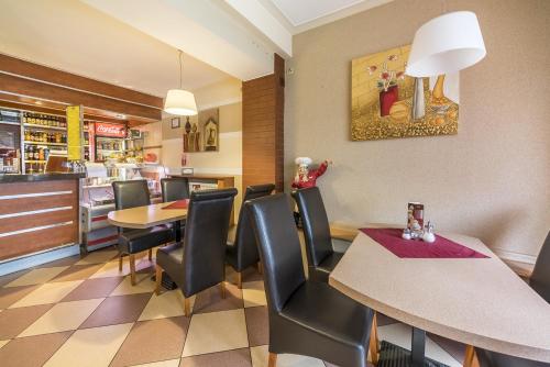 una sala da pranzo con tavoli e sedie in un ristorante di Hotel Doris a Oborniki