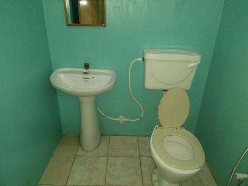 Ένα μπάνιο στο Erandi Holiday Home