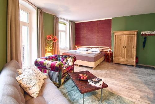 sala de estar con cama y sofá en Übernachtenindresden en Dresden