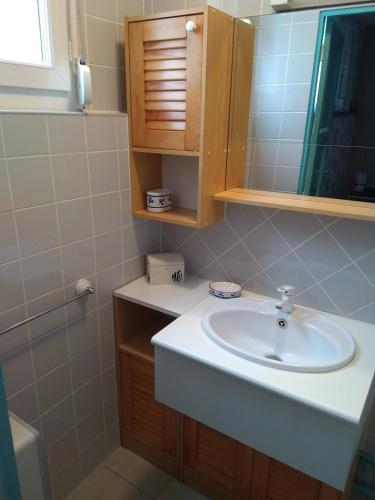 une salle de bain avec un lavabo blanc et un miroir dans l'établissement FLAB' MARIN, au Tréport