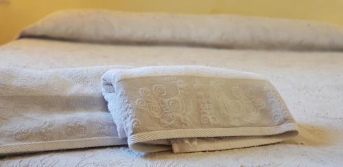 two beds with white towels on top of them at Sa Branda Costa Country Alghero in Santa Maria la Palma