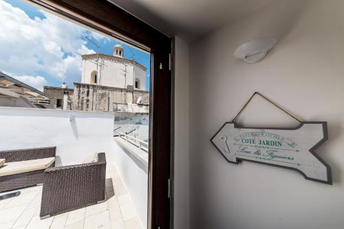 a window with a sign that reads our mummy at Itaca Home to Explorers in Polignano a mare in Polignano a Mare