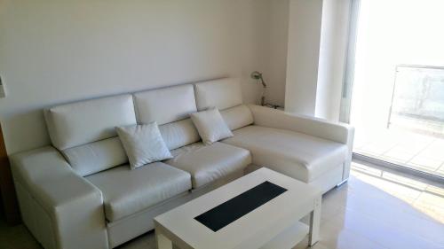 ベニカルロにあるDuplex Apartamentoのリビングルーム(白いソファ、テーブル付)