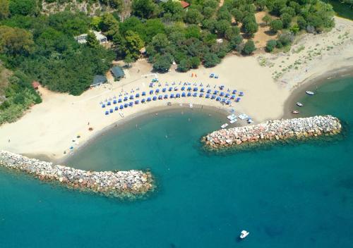 an aerial view of a beach with a group of people at Best Western Hotel La Conchiglia in Palinuro