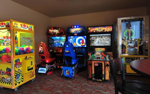 a room with many arcade games and video games at Sunset Bay Resort in Wisconsin Dells