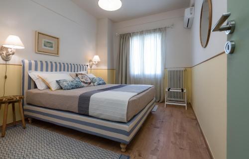 un dormitorio con una cama y una ventana en Absolute Athens III, en Atenas
