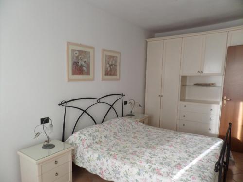 - une chambre avec un lit et une armoire blanche dans l'établissement Apartment Anna San Vincenzo, à San Vincenzo