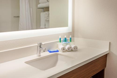Koupelna v ubytování Holiday Inn Express & Suites Corona by IHG