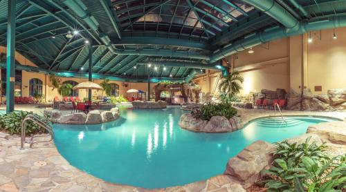 une piscine intérieure dans un hôtel avec un parc à thème dans l'établissement Paragon Casino Resort, à Marksville
