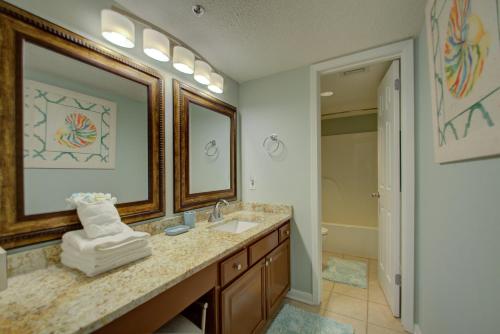 y baño con lavabo y espejo. en Phoenix VI Unit 6808, en Orange Beach