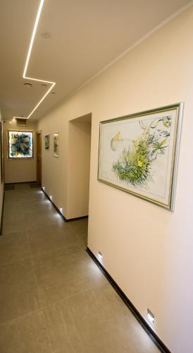 a hallway in a building with a painting on the wall at Apartamenty Efekt 72 in Gdynia