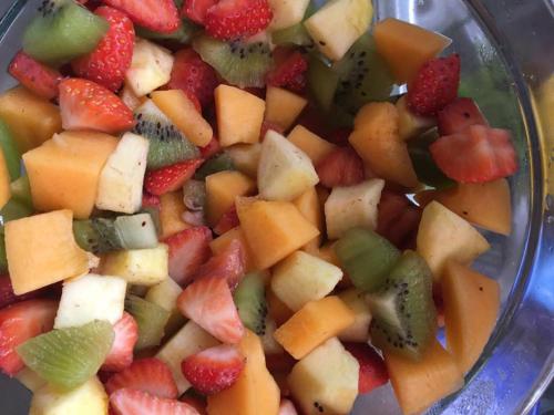 een schaal gevuld met groenten en fruit op een tafel bij vernazza vacation 3 in Vernazza