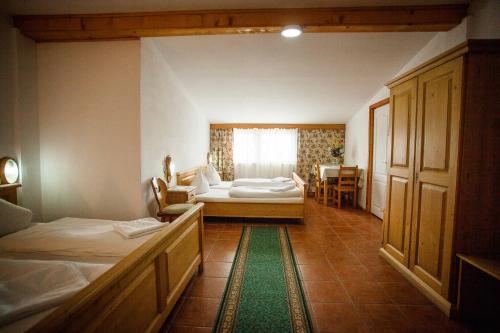 a room with two beds and a table and chairs at Casa Cerbului1 in Sebeş