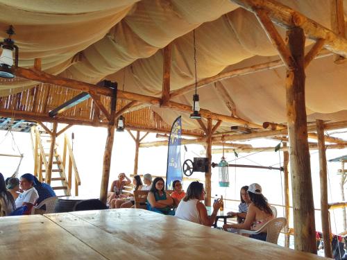 サンタ・アナにあるCaptain Morgan Hostel Lake Coatepequeのレストランの席
