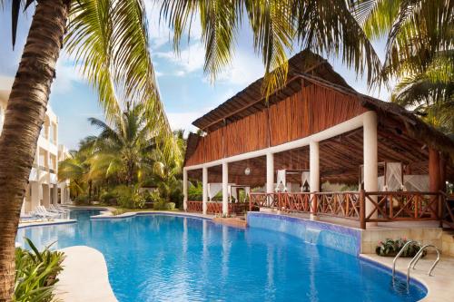 Piscina a El Dorado Seaside Suites Catamarán, Cenote & More Inclusive o a prop