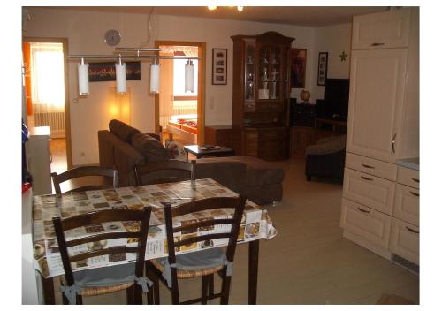 uma cozinha e sala de estar com mesa e cadeiras em All inkl Card Fewo1-Heigl em Viechtach