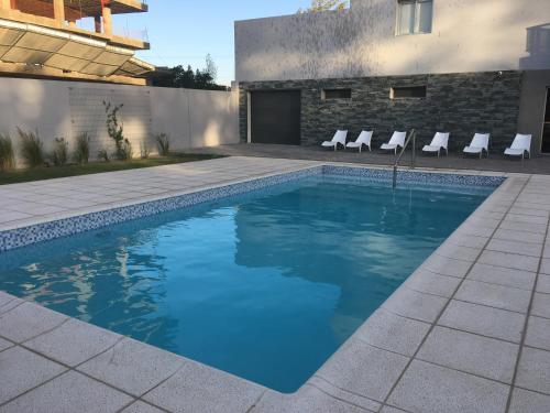 בריכת השחייה שנמצאת ב-Hermoso departamento con piscina או באזור