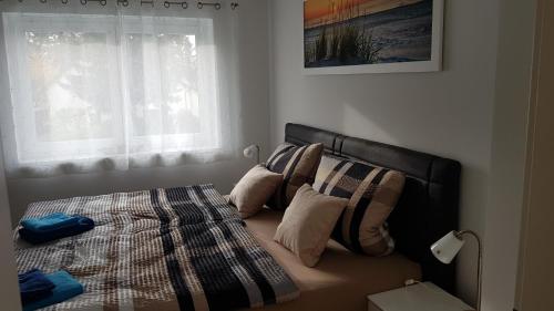 ライプツィヒにあるFerien-Haus-Leipzigのベッドルーム1室(枕付きのベッド1台、窓付)